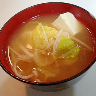 えのき茸とキャベツと豆腐のお味噌汁